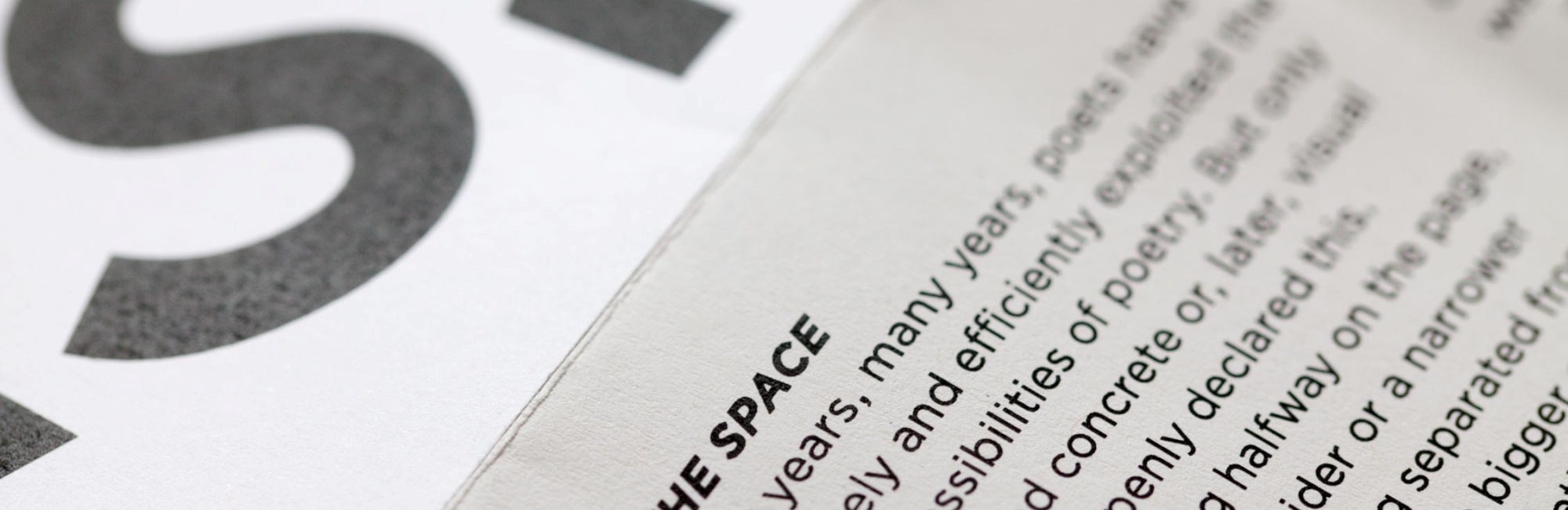 Eine Buchseite in Gro&szlig;aufnahme. Die &Uuml;berschrift lautet "The Space". 