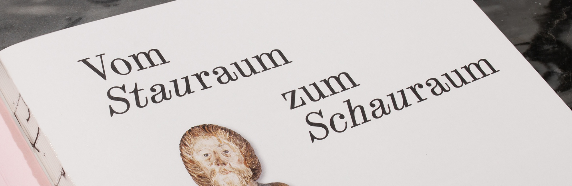 Karoline Kirner, Alumna des Studiengangs Grafik- & Informationsdesign, gewann mit ihrer Masterarbeit mit Schwerpunkt Ausstellungsdesign den internationalen reddot award 2026 publishing & print media. 
