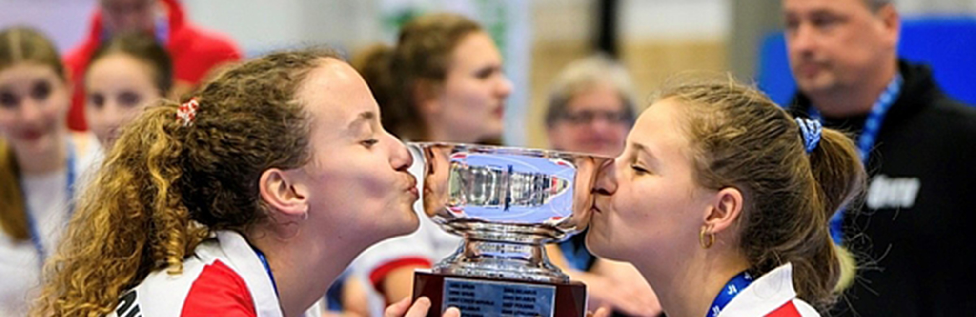 Zwei Frauen, die einen Pokal küssen