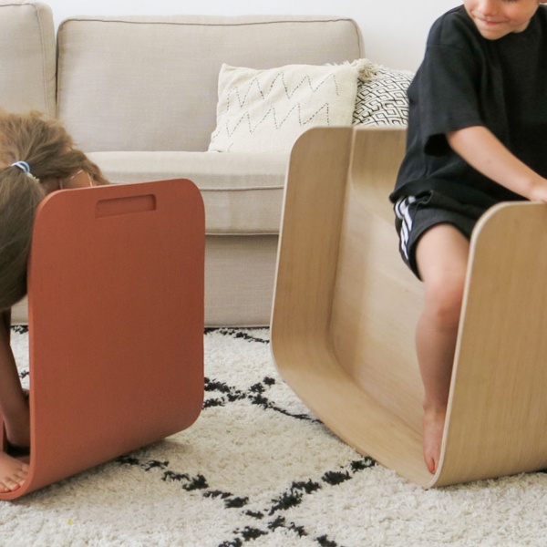 2 Kinder, die mit dem Produkt "Ludo" spielen