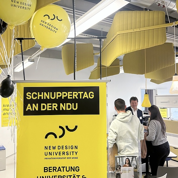 Ein Aufsteller mit einem Plakat des Schnuppertags und Luftballone