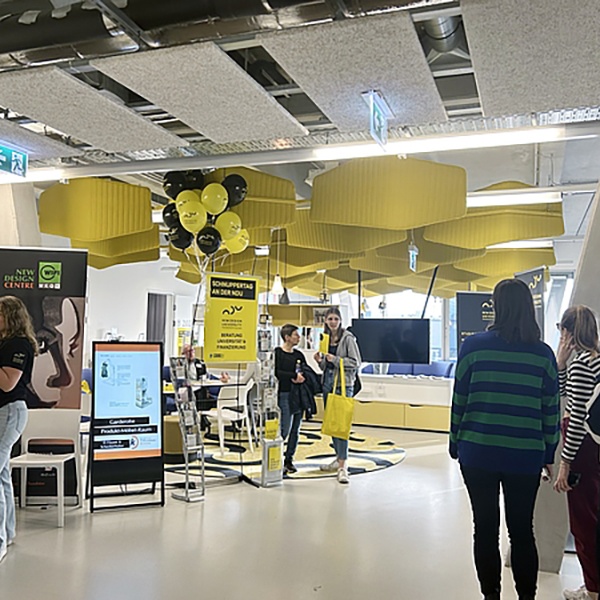 Ein Infopoint in einem Aufenthaltsbereich der NDU