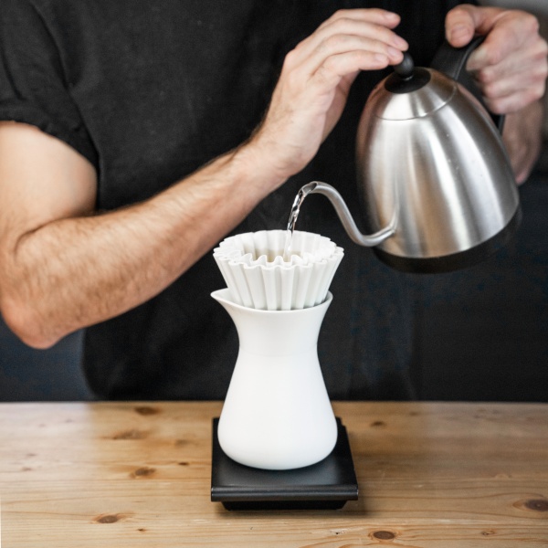 Der Keramik Kaffeefilterhalter in Verwendung