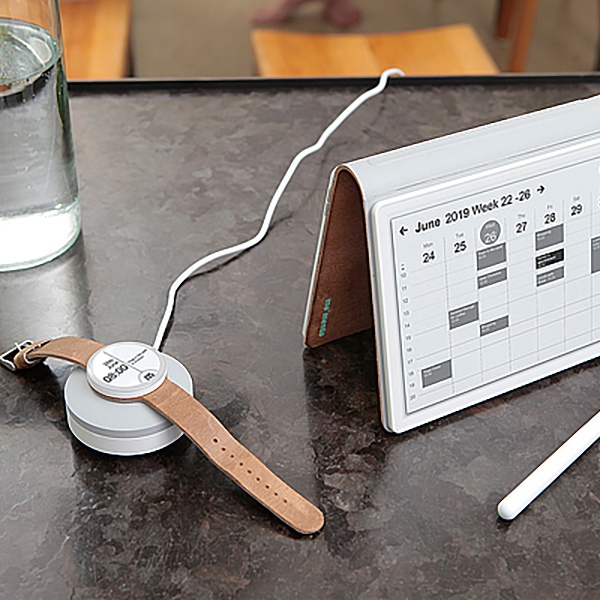 Eine elektrische Uhr auf einer Ladeplattform neben einem Kalender