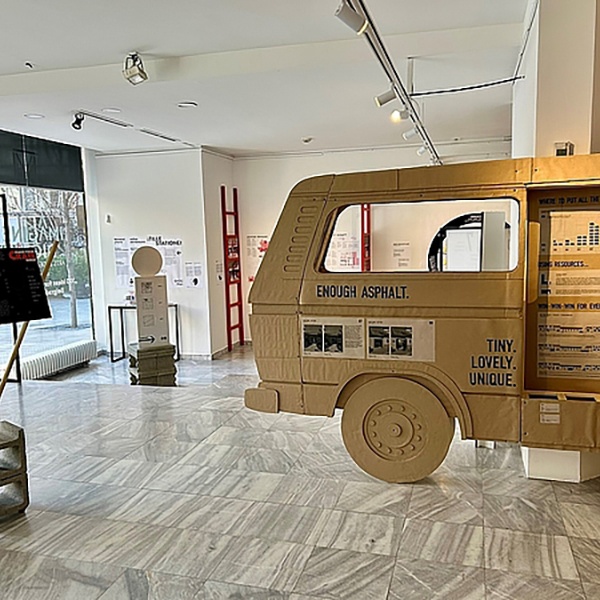Ein Kartonauto mit unterschiedlichen Sätzen und Grafiken