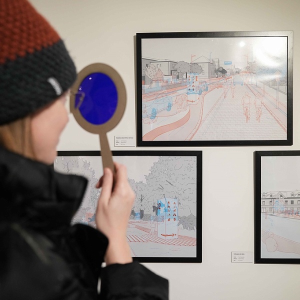 Eine Person in der Ausstellung