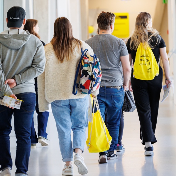 5 Personen gehen weg von der Kamera