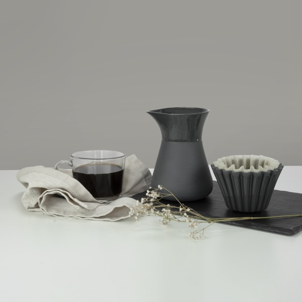 Der Kaffeefilterhalter und die dazu passende Kanne nebeneinander