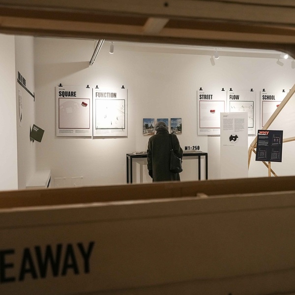 Eine Person in der Ausstellung