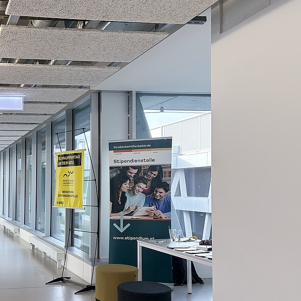 Ein kleiner Infopoint an einem Gang der NDU