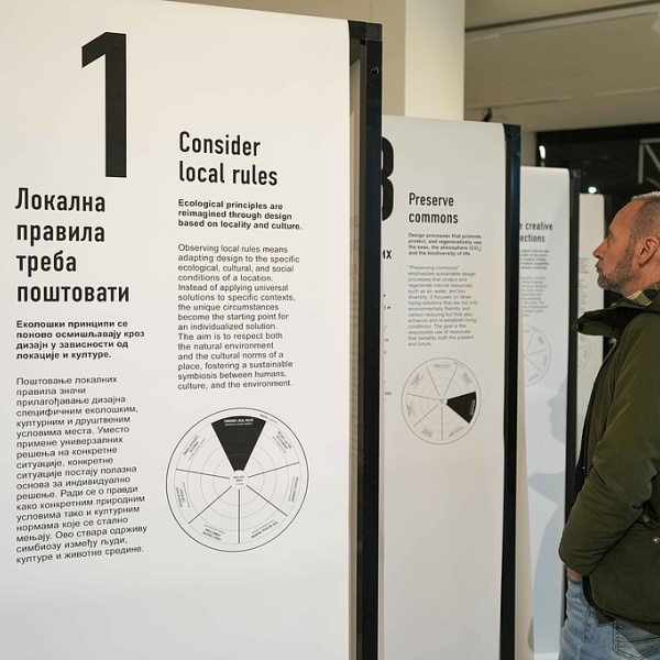 Eine Person in der Ausstellung