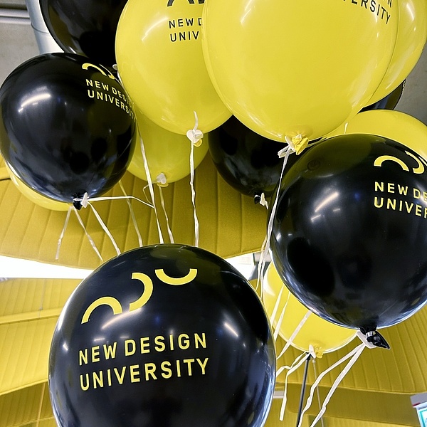 Luftballone mit dem Logo der NDU