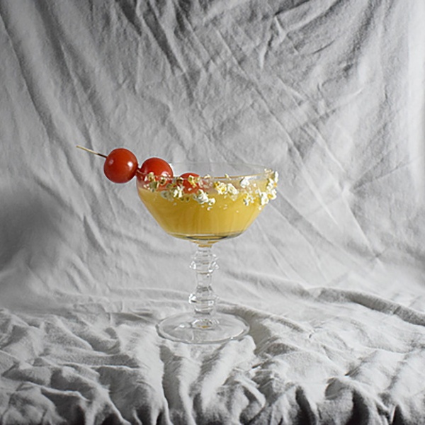Ein Cocktail auf weißem Stoff