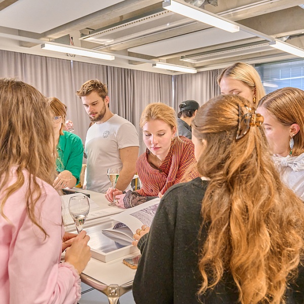 Personen auf der Ausstellung sehen sich die Bücher an