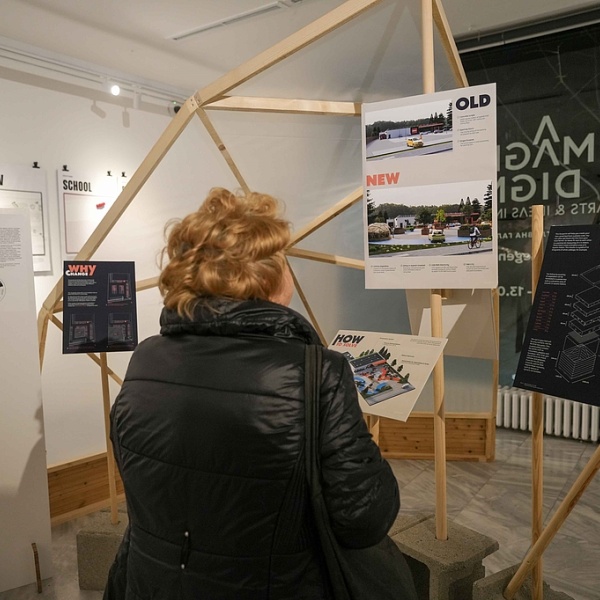 Eine Person in der Ausstellung