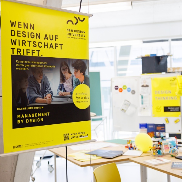 Ein Aufsteller mit einem Plakat der NDU