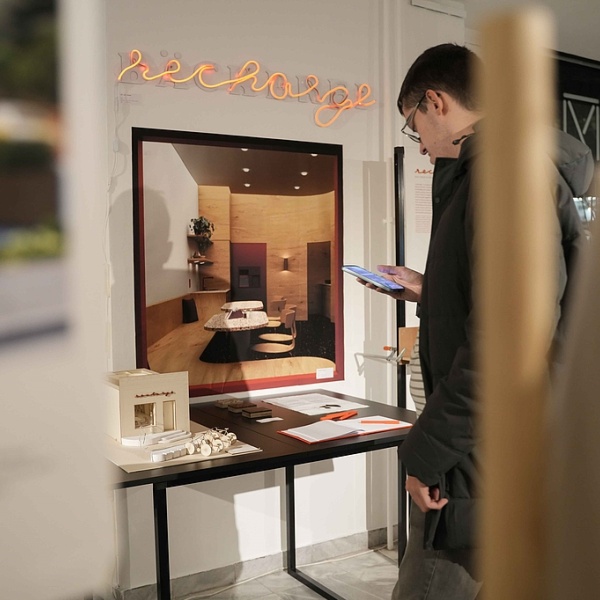 Eine Person in der Ausstellung