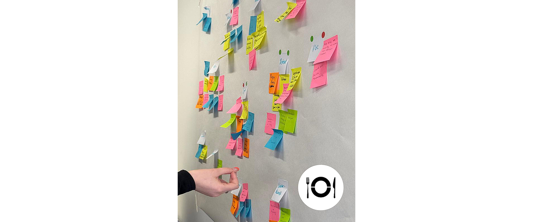 Ein Whiteboard mit bunten Notizzetteln
