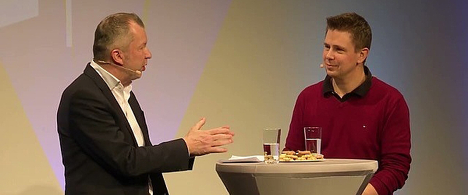 Helmut Kienast und Philipp Dukek sprechen miteinander