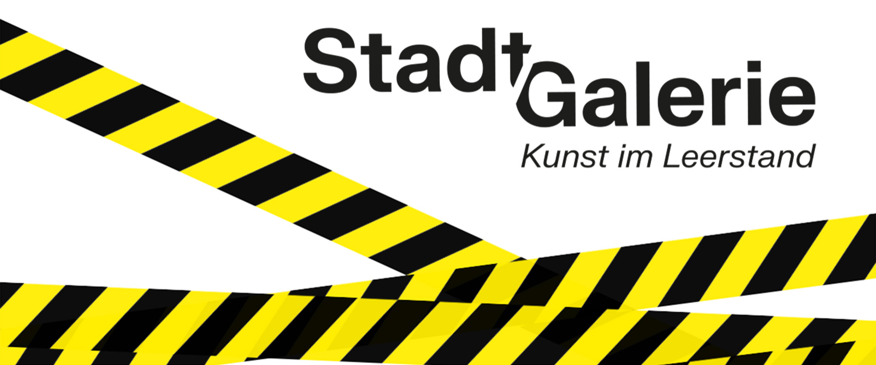 Schriftzug Stadtgalerie - Kunst im Leerstand mit gelb-schwarzem Absperrband. 
