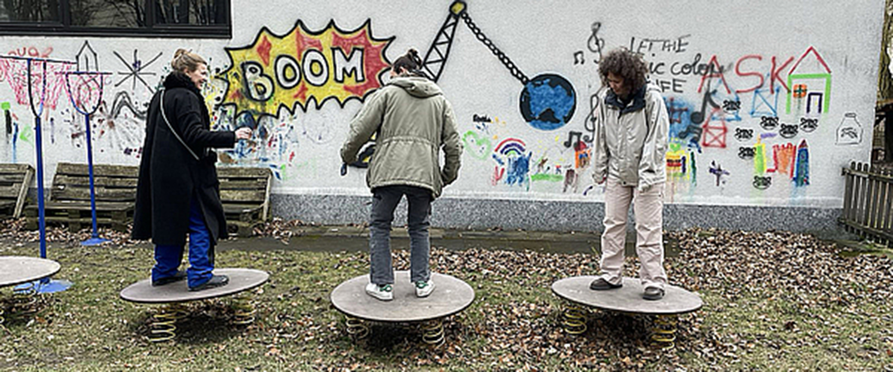 Drei Personen au feinem Spielplatz