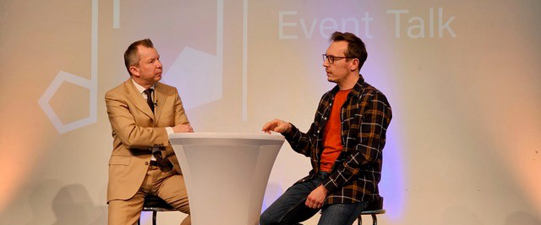 Helmut Kienast und Ing. Wolfgang Mair, B.Eng stehen an einem Tisch und reden