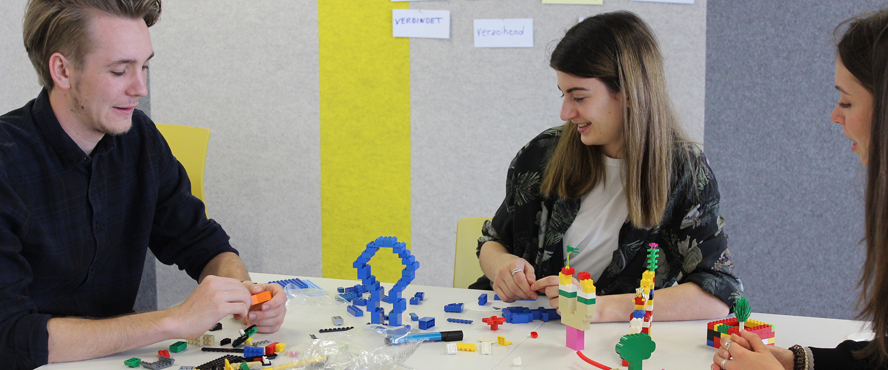 3 Personen bauen mit Legos