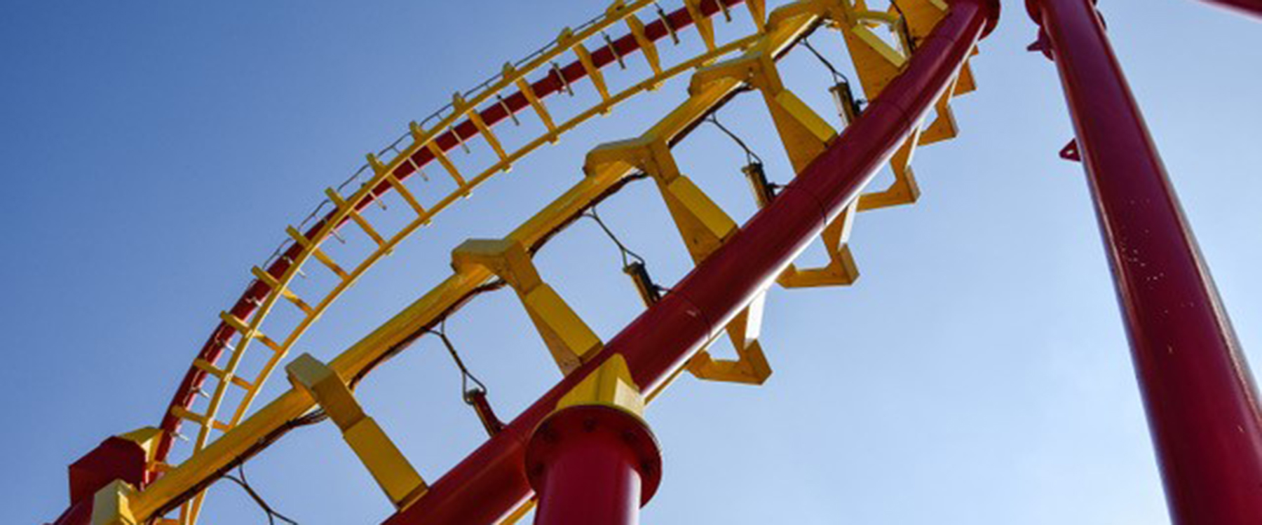 Eine Achterbahn von Unten