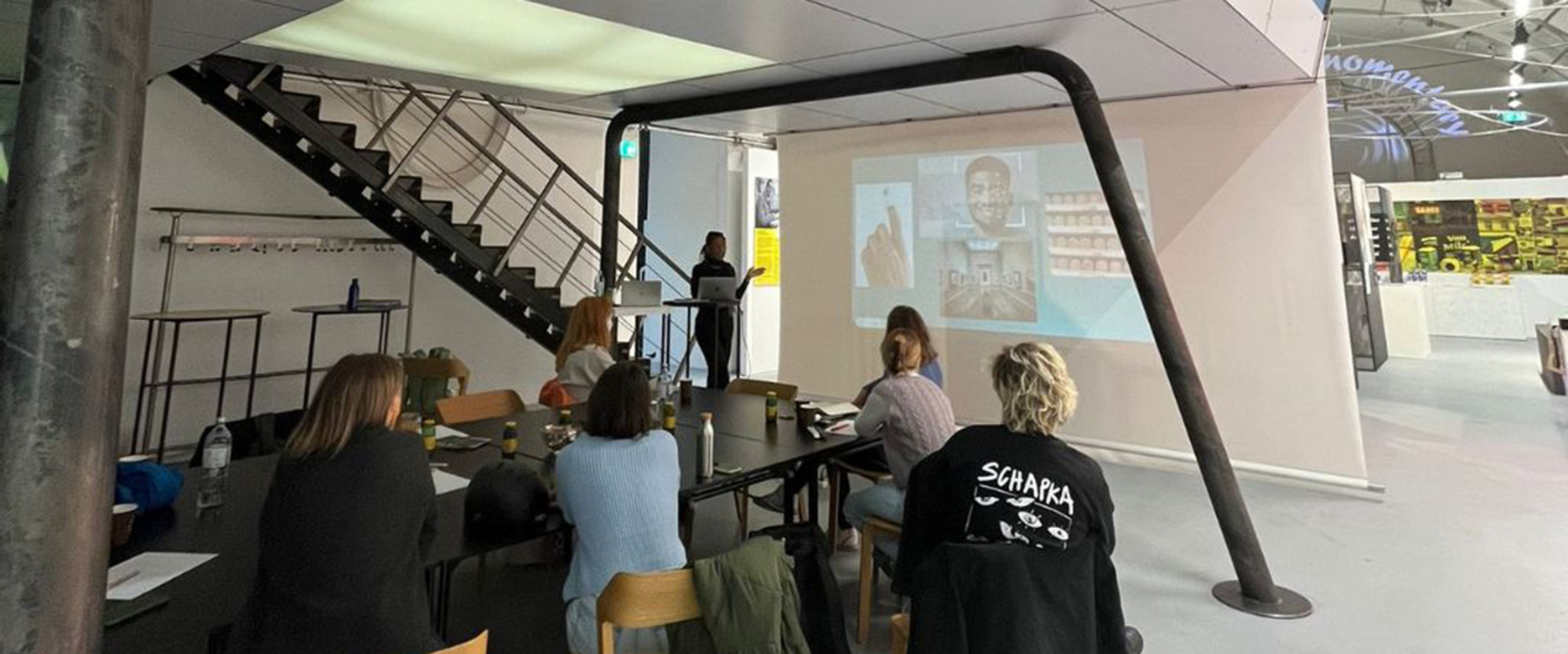 Anna Gaberscik, die 6 Student:innen vorträgt