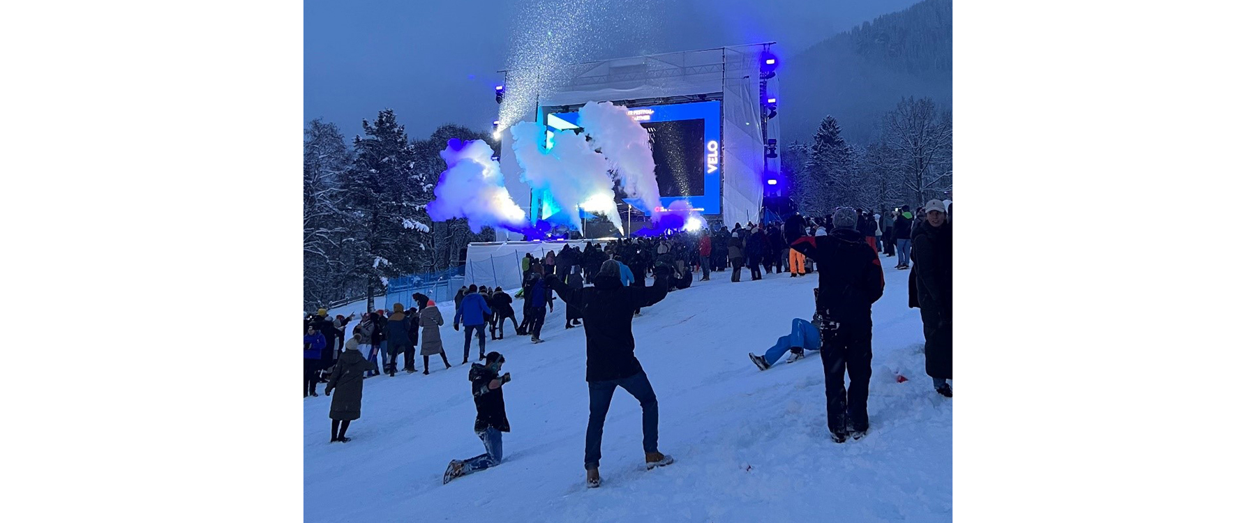 Ein Konzert im Schnee, Eine große Gruppe an Leuten feiert