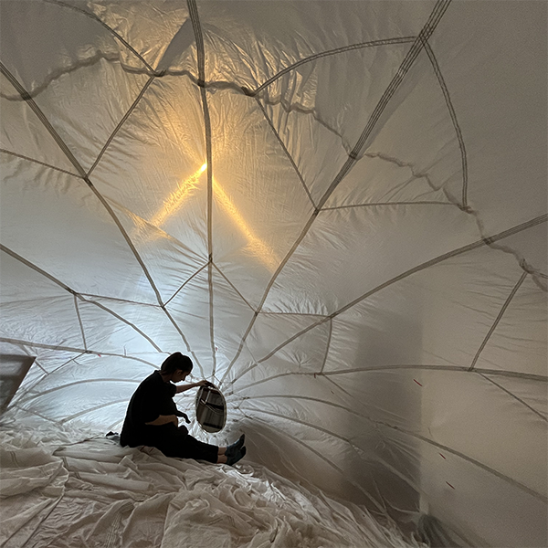 "Langer Atem" - Mit Ventilator aufgeblasener Hei&szlig;luftballon