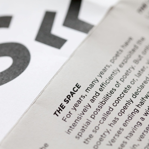 Eine Buchseite in Gro&szlig;aufnahme. Die &Uuml;berschrift lautet "The Space". 