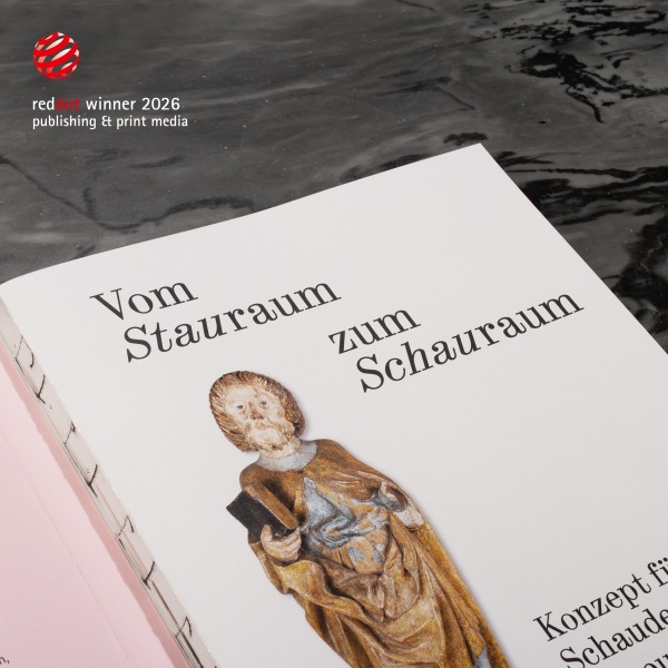 Karoline Kirner, Alumna des Studiengangs Grafik- & Informationsdesign, gewann mit ihrer Masterarbeit mit Schwerpunkt Ausstellungsdesign den internationalen reddot award 2026 publishing & print media. 