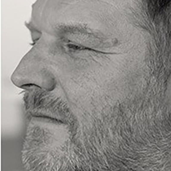 Portrait: Univ.-Doz. Mag. Art. Dr. Dipl. Des. (FH) Ing. Thomas Gronegger 