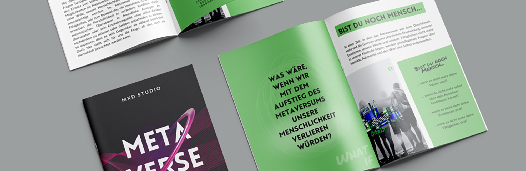 2 offene und ein geschlossenes Magazin liegen auf einem Tisch