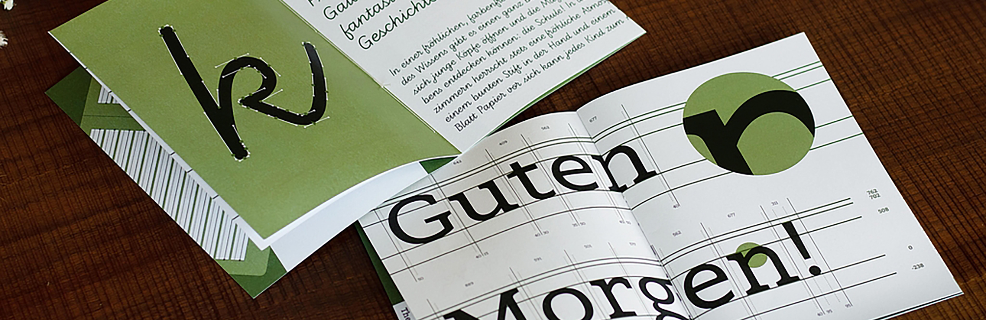 Zwei offene Magazine liegen auf einem Tisch