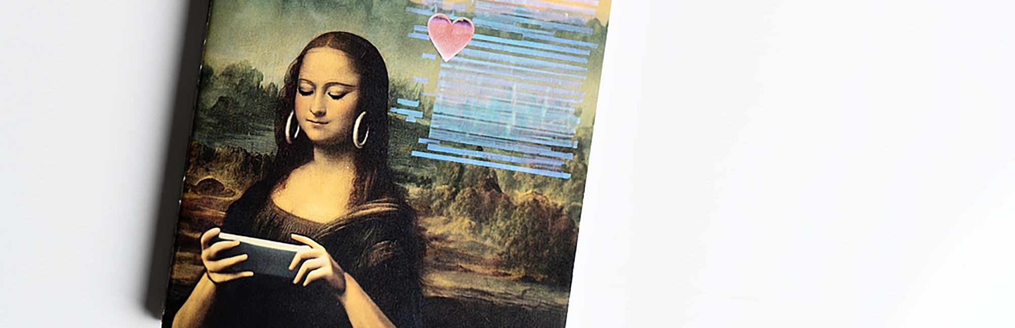 Ein Buchcover, auf dem die Monalisa abgebildet ist, die auf ihr Handy schaut