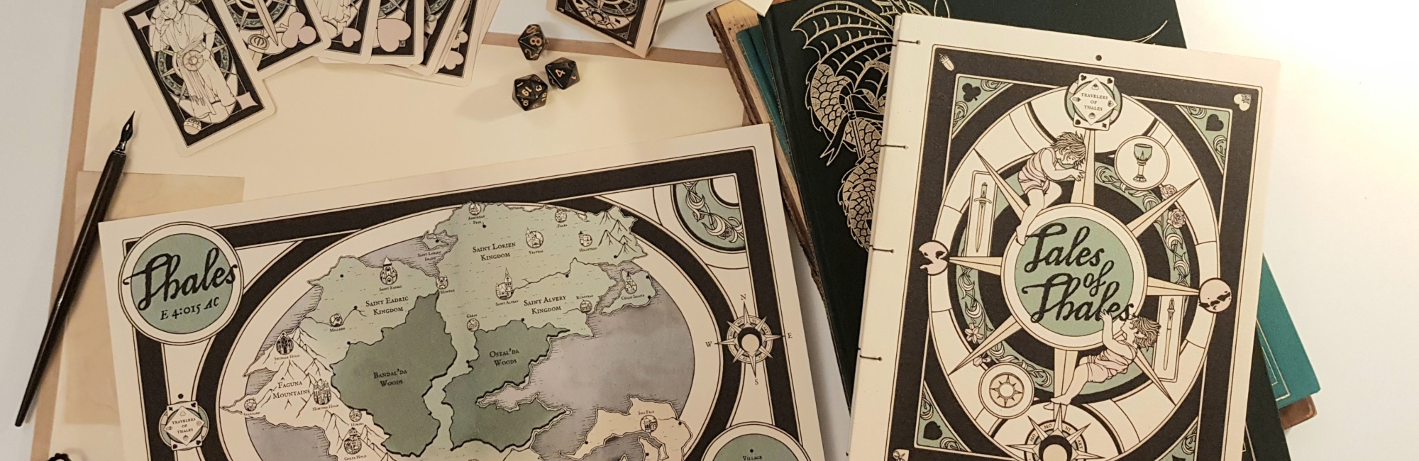 Eine Karte, mehrere Bücher, Tarotkarten und Würfel auf einem Tisch