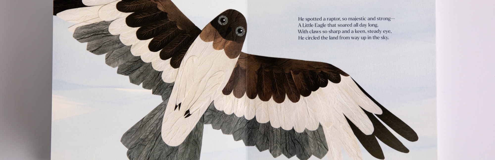 Aufgeschlagenes Buch mit Vogelmotiv