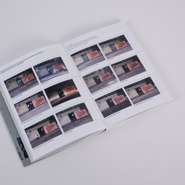 Buch aufgeschlagen bei einer Bilderstory