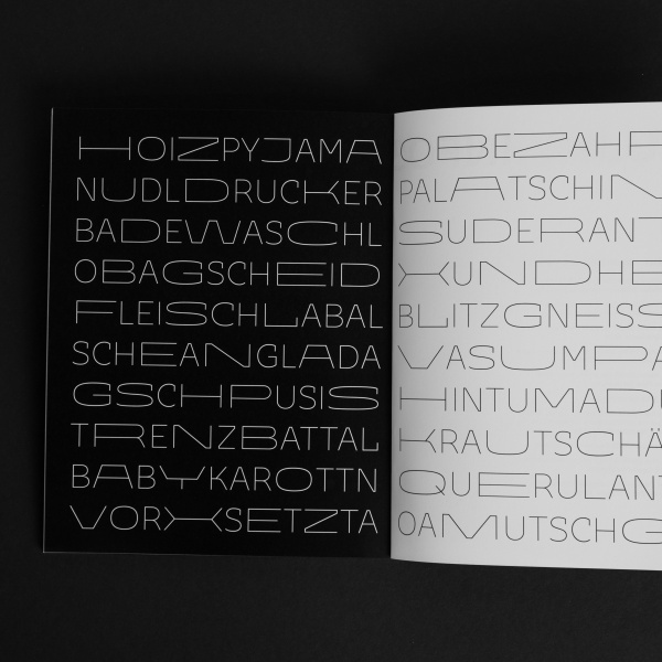 Aufgeschlagenes Buch, linke Seite schwarz, rechte Seite weiß