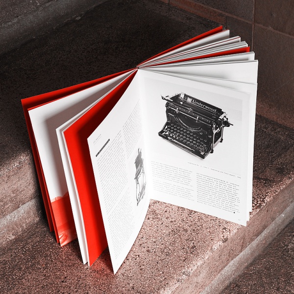 Ein Buch steht aufrecht auf Betonstufen