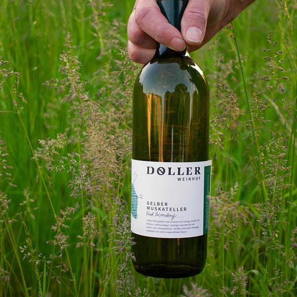 Eine Weinflasche des Weinhof "Döller"