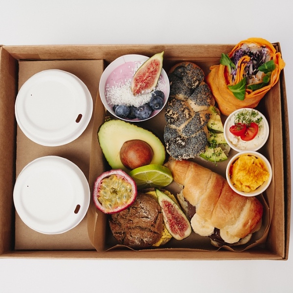"tischlein" gefüllt mit snacks und To-Go Kaffeebechern