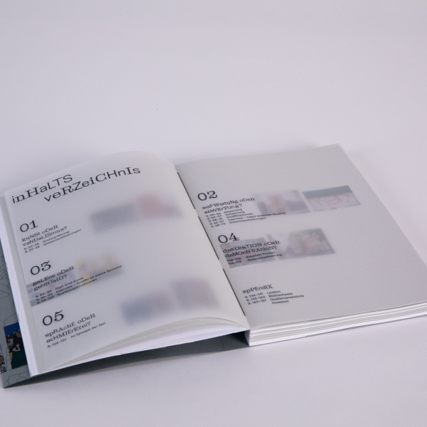 Buch aufgeschlagen beim Inhaltsverzeichnis