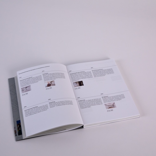 Buch aufgeschlagen bei einem Jahresstrahl