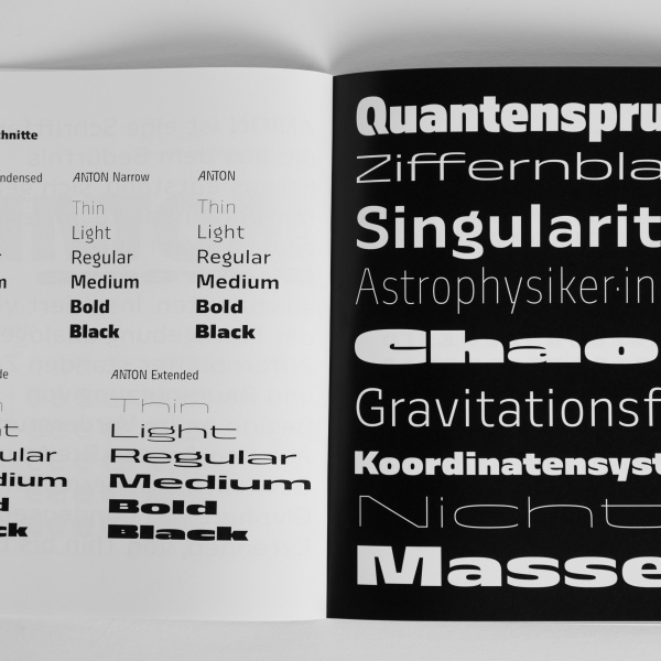 Aufgeschlagenes Buch bei Schriftschnitten der Schriftart ANTON