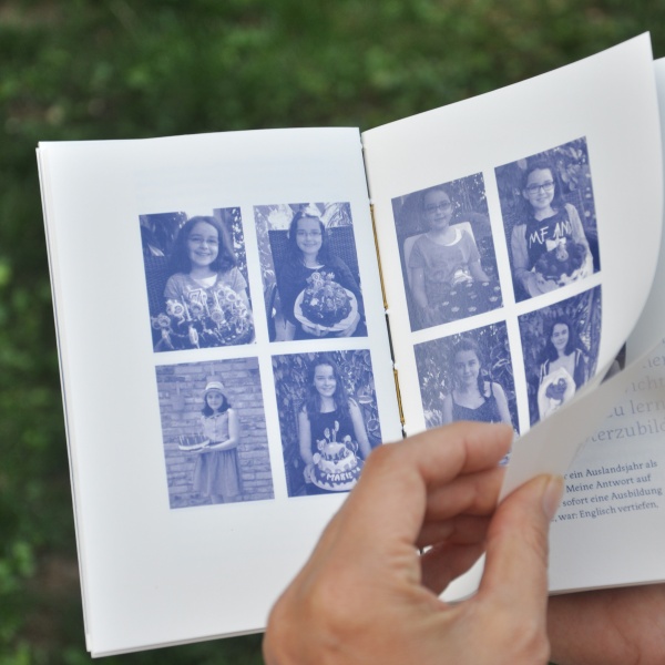 Buch mit einer Bildergalerie, die Fotos von einem kleinen Mädchen zeigen