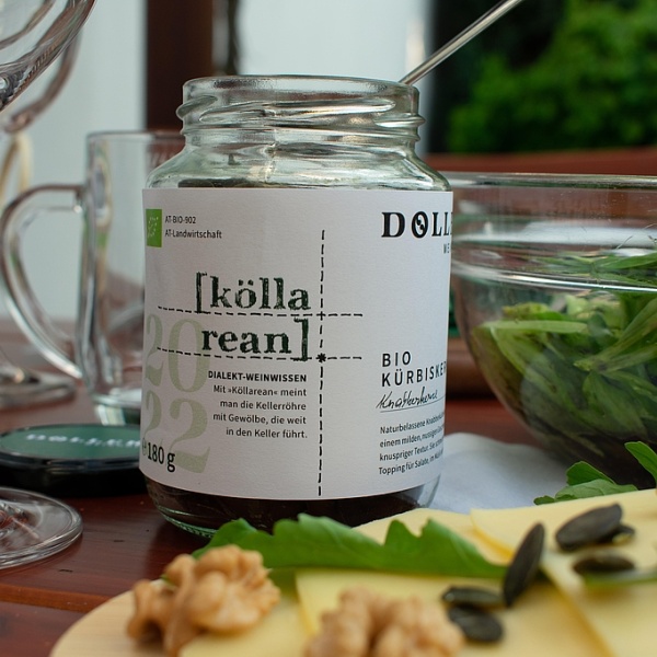 Ein Glas Kürbiskerne aus dem Weinhof "Döller"