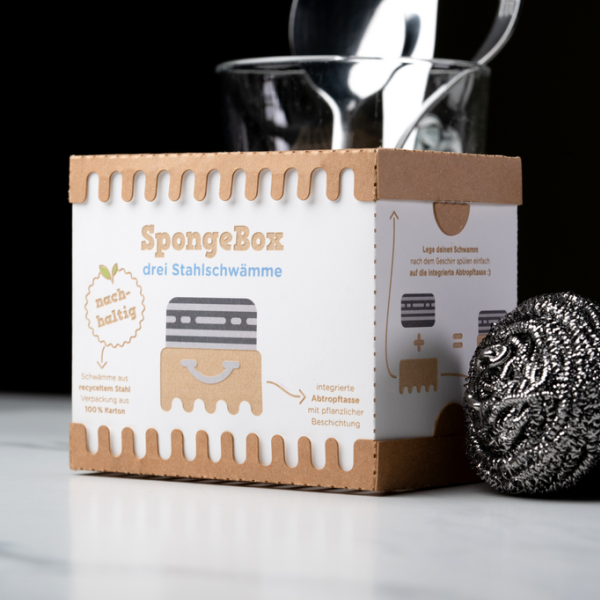 Eine "SpongeBox" mit Metallschwamm daneben